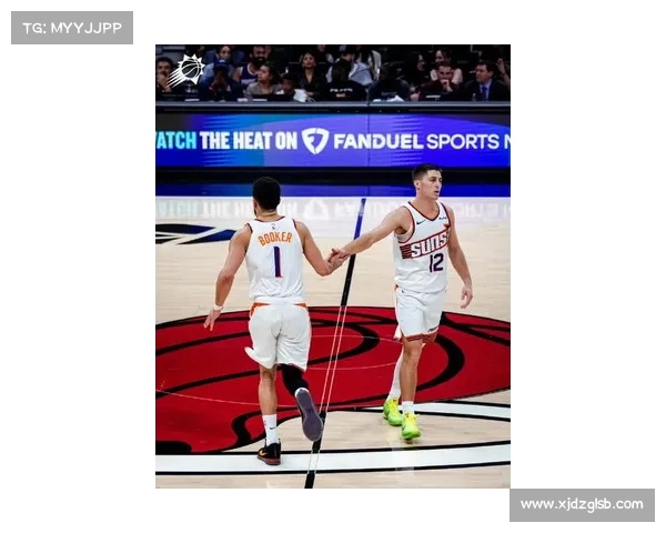 德文·布克与队友默契配合展现强大化学反应引领球队成功